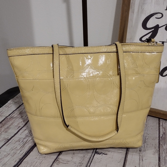 😁 Coach Custard Yellow Patent Leather Signature Stripe Tote Shoulder Bag - Picture 7 of 13